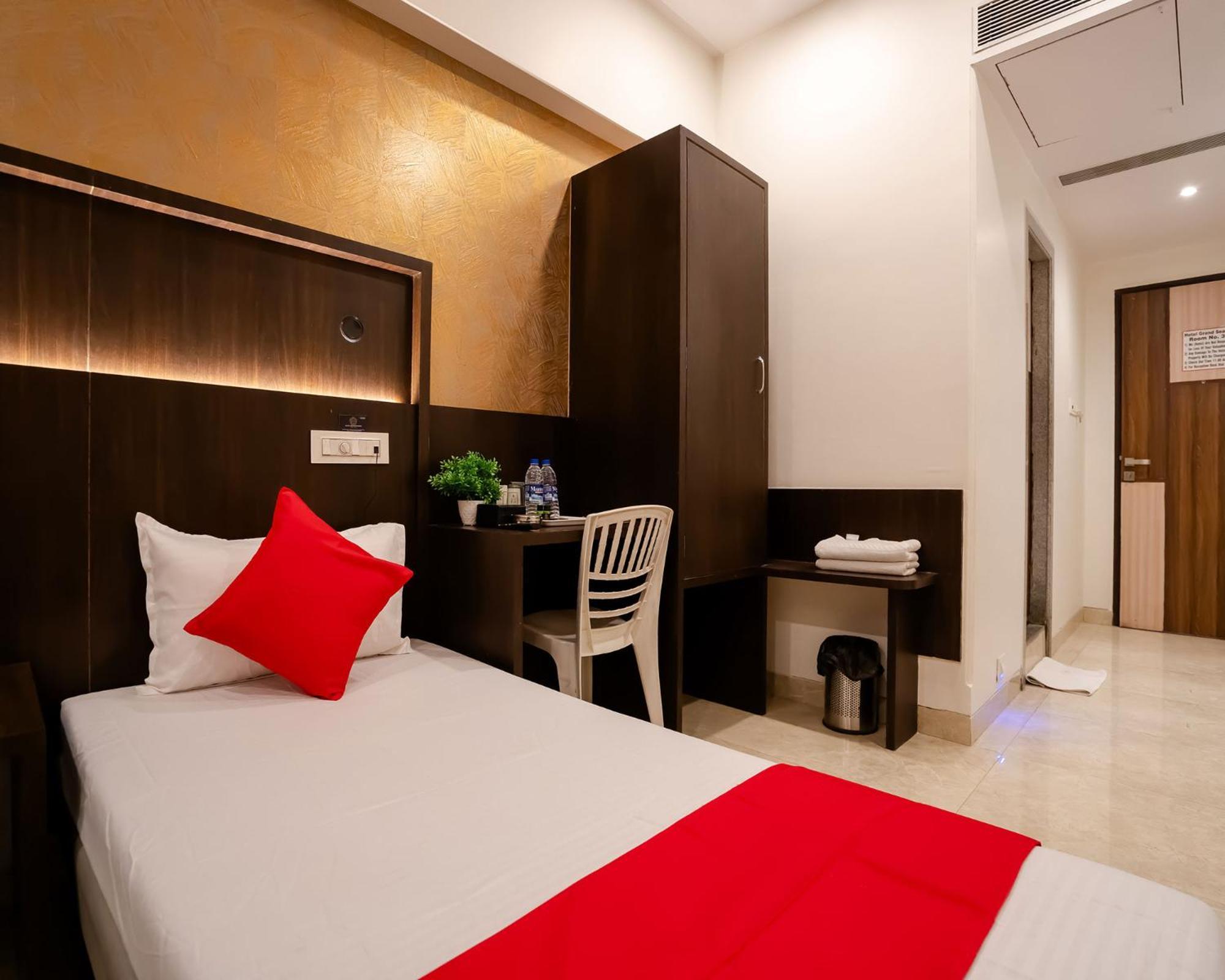 Hotel Grand Seasons- Νάβι Μουμπάι Εξωτερικό φωτογραφία